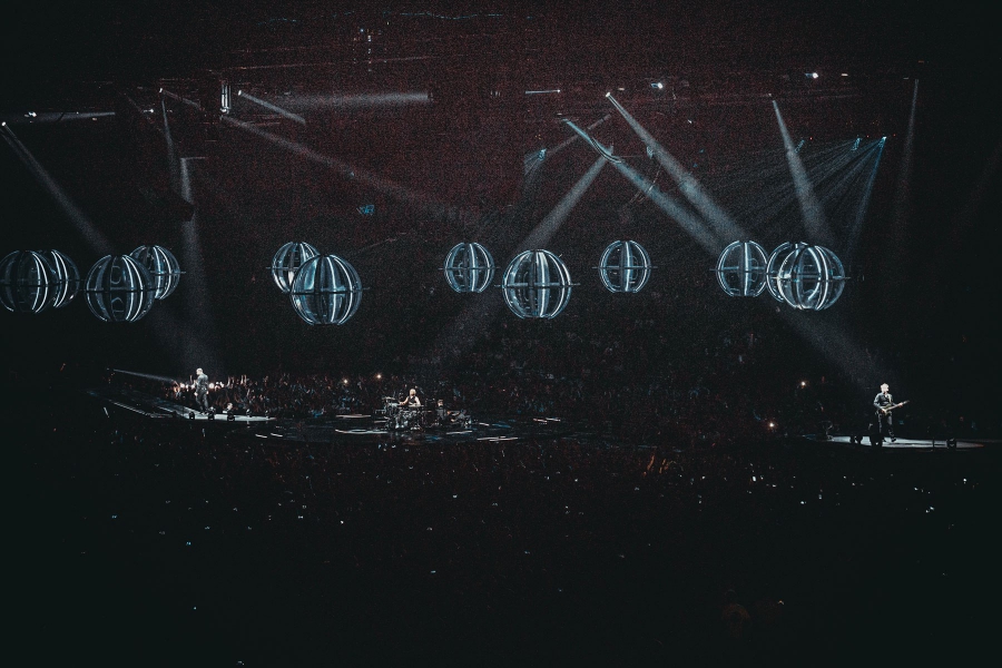 21 июня 2016. СК Олимпийский. Британская рок-группа Muse вернулась в Москву, чтобы показать своей фан-базе супер-шоу на круглой сцене и закрыть свой грандиозный мировой тур «Drones World Tour».