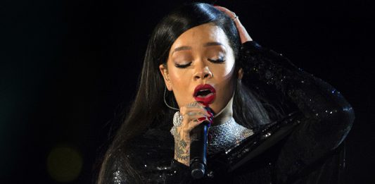 Рианна подала в суд на своего отца за эксплуатацию ее имени и бренда Rihanna_январь_2019