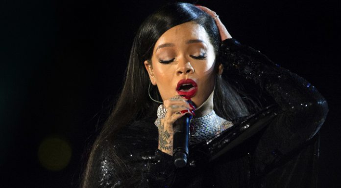 Рианна подала в суд на своего отца за эксплуатацию ее имени и бренда Rihanna_январь_2019