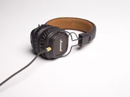 Прослушивание музыки во время работы «значительно ухудшает креативность» headphones_март_2019