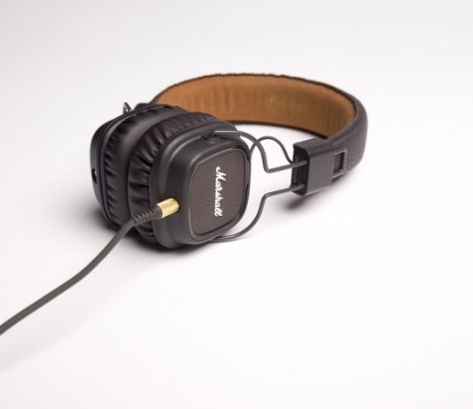 Прослушивание музыки во время работы «значительно ухудшает креативность» headphones_март_2019